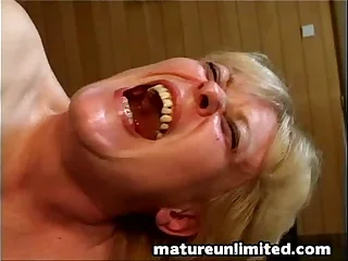 Old more is sucking and fucking
